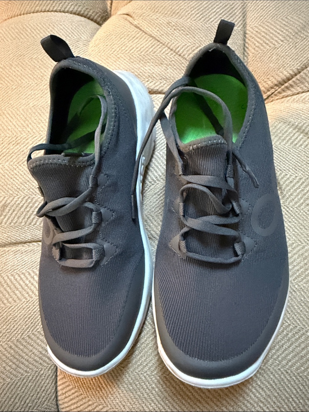 OOFOS Men's Gray Athletic Lace-Up Shoes with Green Insole